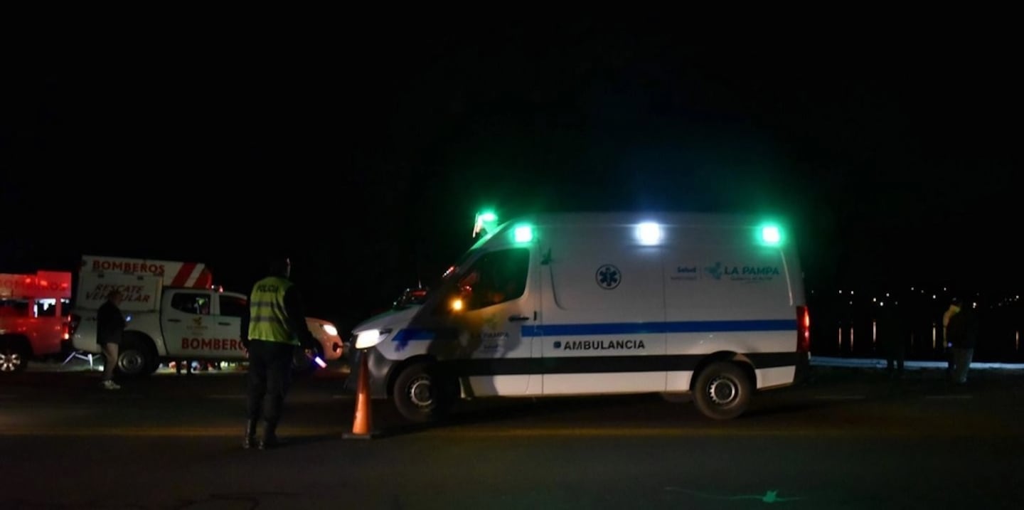 Ambulancia en la escena de un accidente en La Pampa