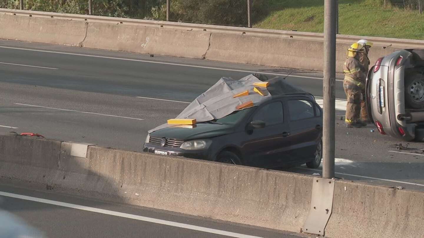 Vehículo volcado y otro con escombros en la Panamericana tras un accidente fatal