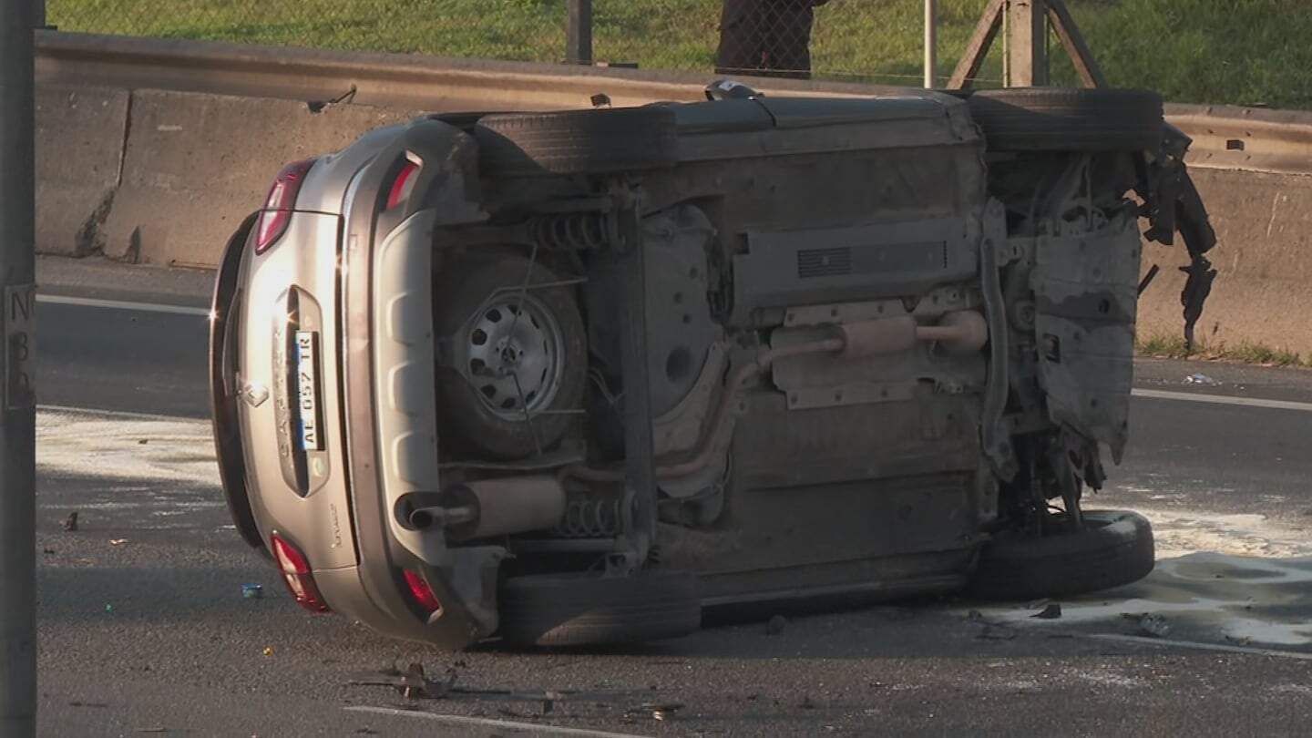 Auto volcado en la autopista Panamericana tras un accidente fatal