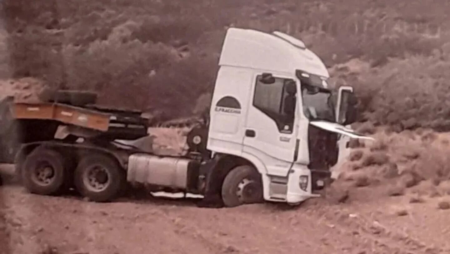 Camión volcado en la Ruta 22 tras un accidente en Neuquén