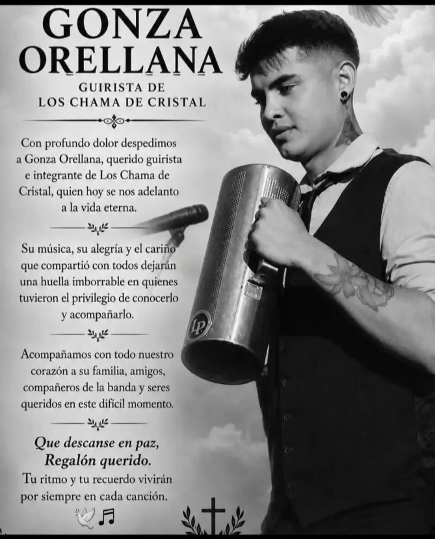 Gonzalo Orellana, músico de Los Chamas de Cristal, sosteniendo un instrumento musical en un homenaje