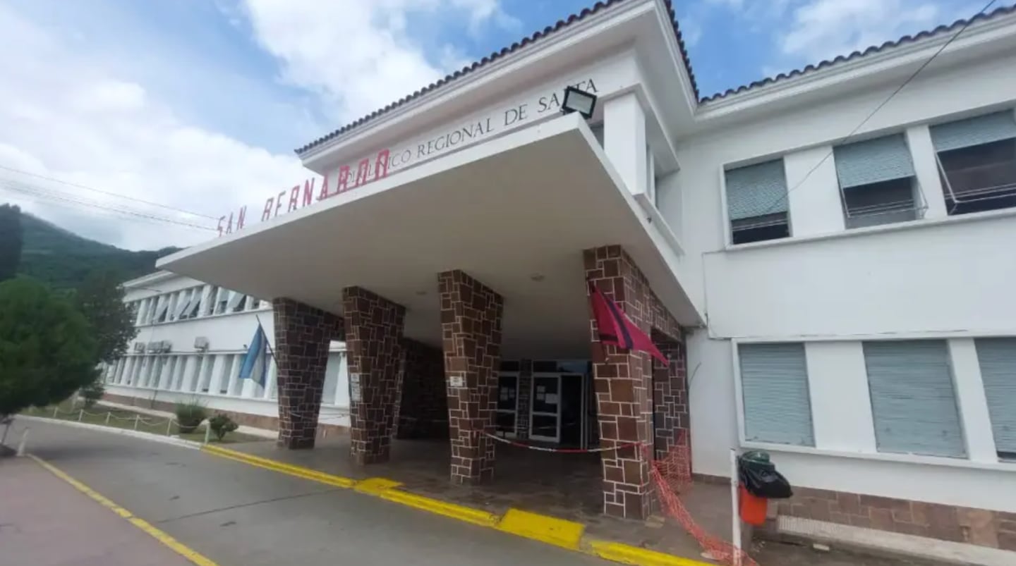 Fachada del hospital regional de Salta donde se atendió a la adolescente tras el accidente