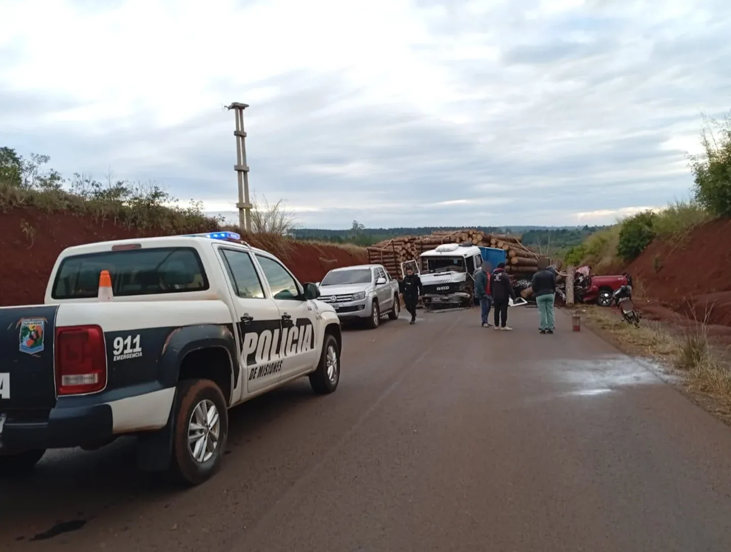 Accidente de tráfico en Misiones con vehículos de policía en la escena