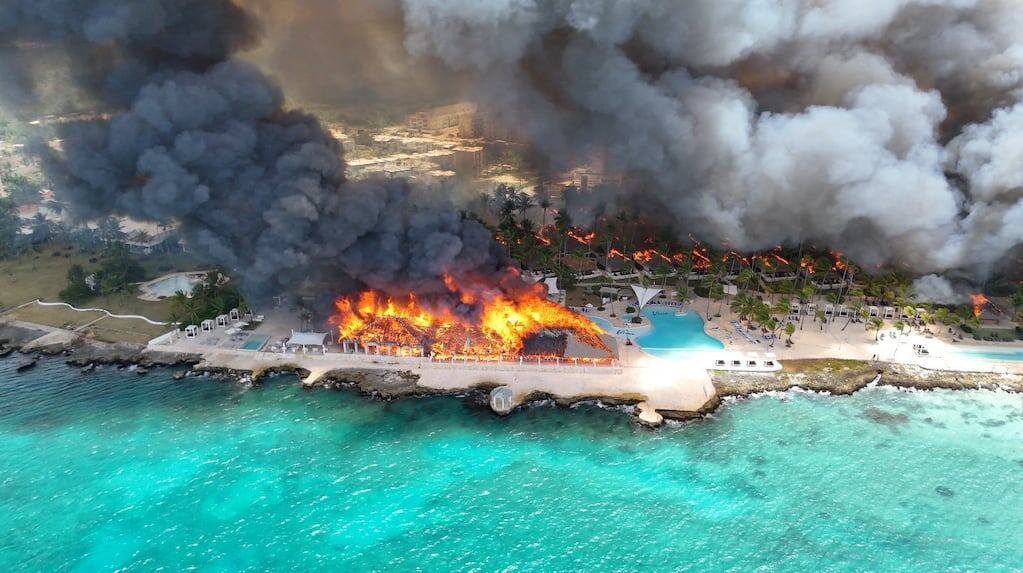 Vista aérea del incendio en el hotel Viva Wyndham Dominicus Beach en República Dominicana