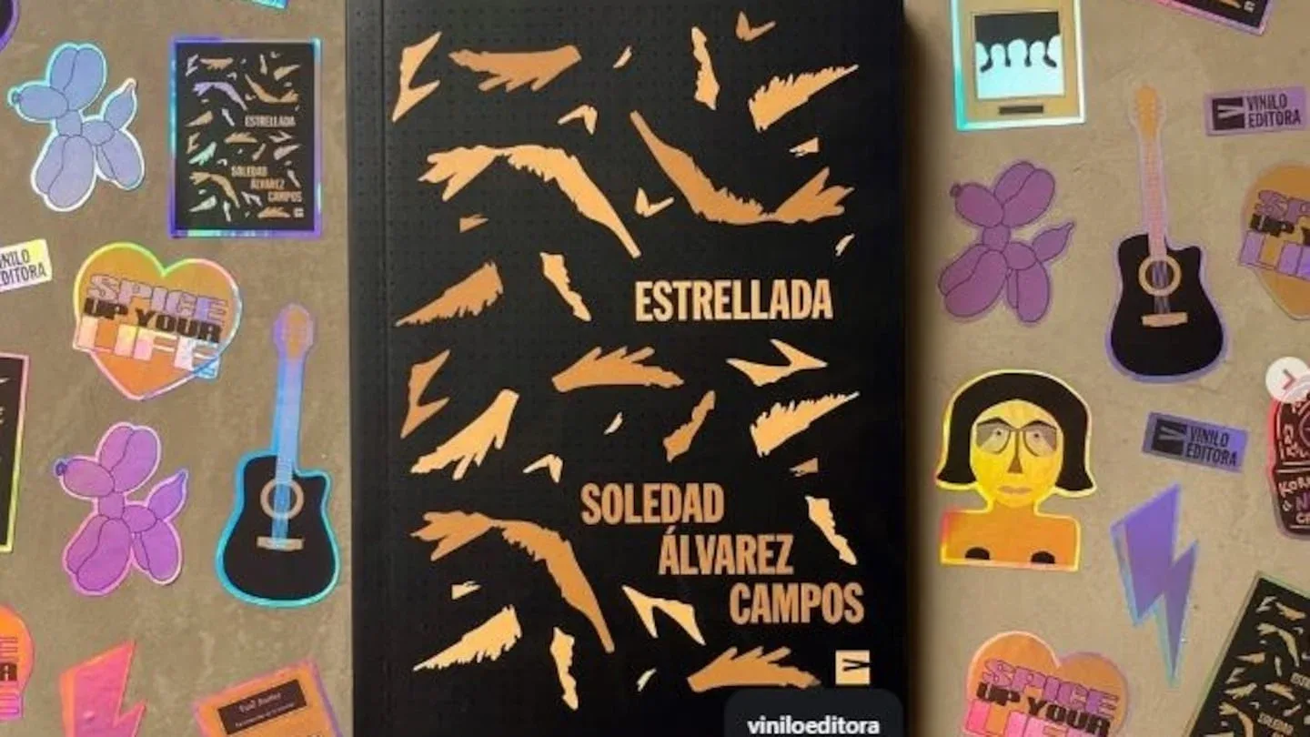 Portada del libro 'Estrellada' de Soledad Álvarez Campos sobre un fondo decorado con stickers coloridos