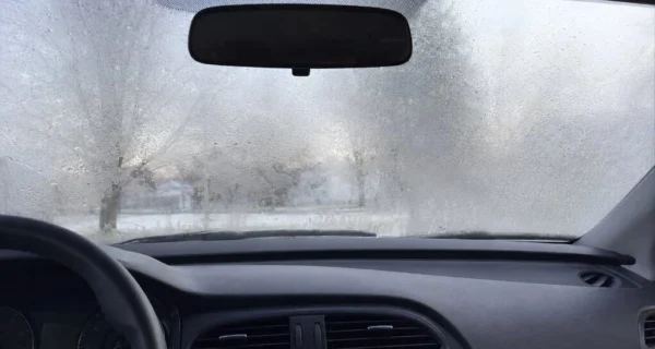 Método para desempañar vidrios del auto en invierno