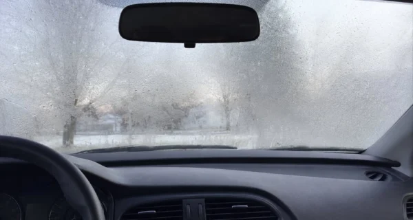 Método para desempañar vidrios del auto en invierno
