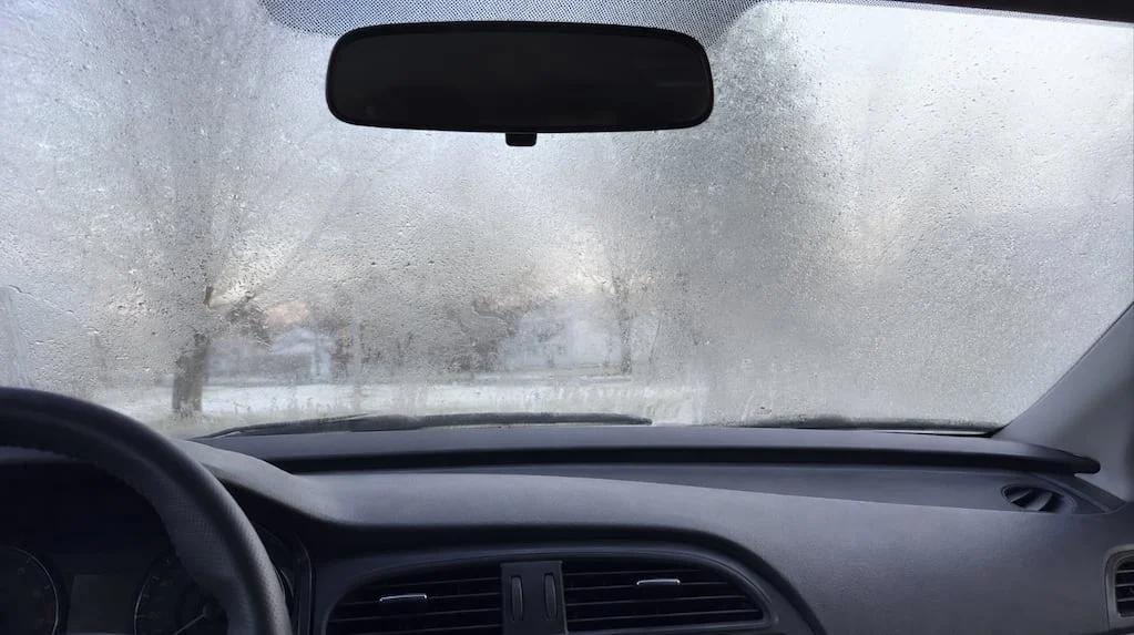 Método para desempañar vidrios del auto en invierno