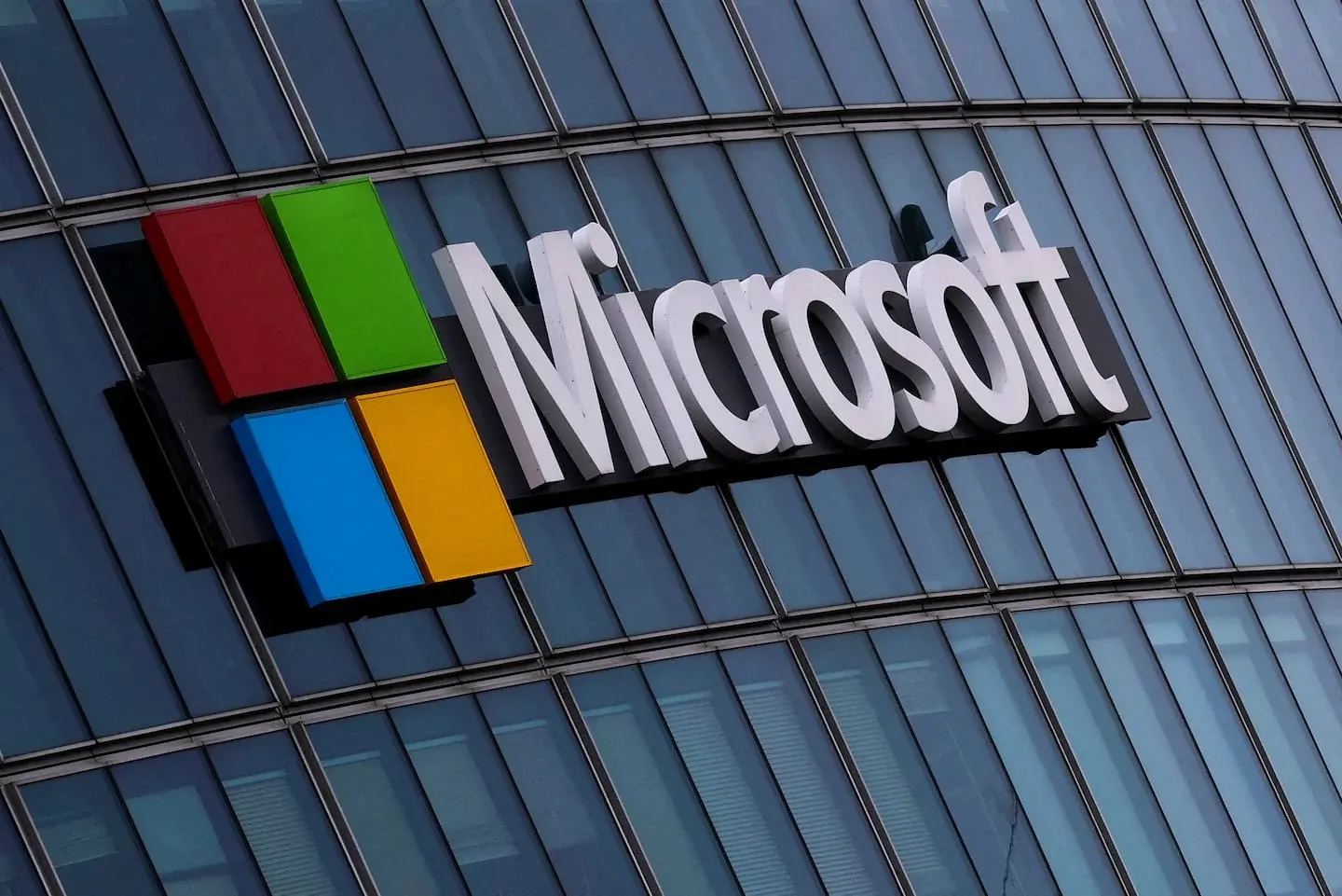 Logotipo de Microsoft en un edificio de cristal