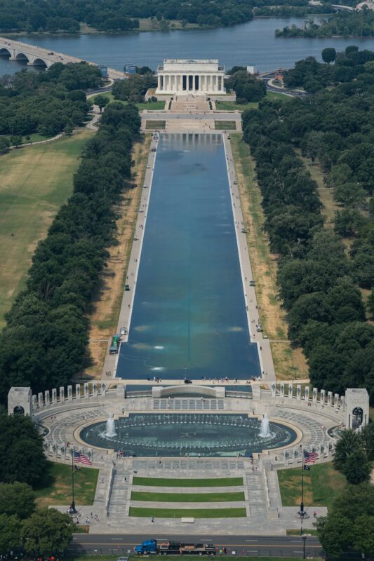 Vista aérea del estanque reflectante del Monumento a Lincoln en Washington D.C