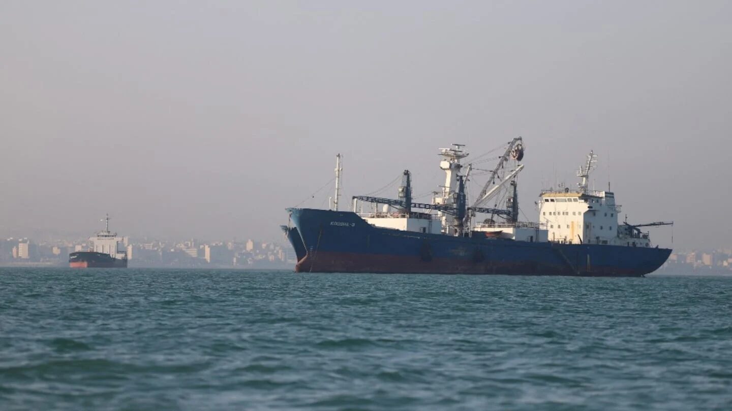 Buque de carga en el Estrecho de Ormuz con otro barco al fondo
