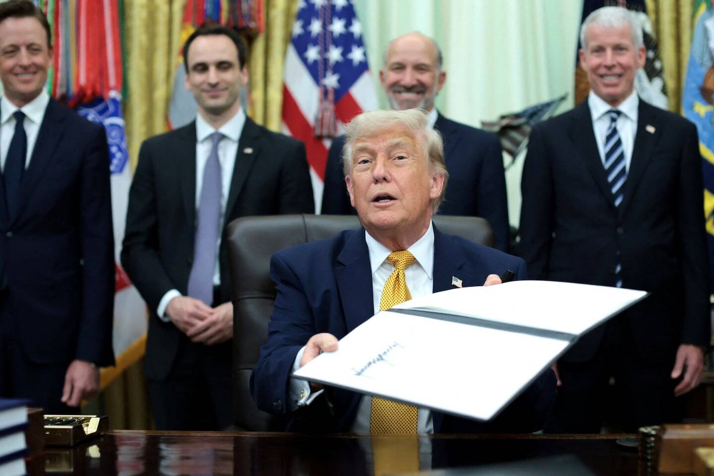 Donald Trump firma órdenes ejecutivas sobre computación cuántica en la Casa Blanca
