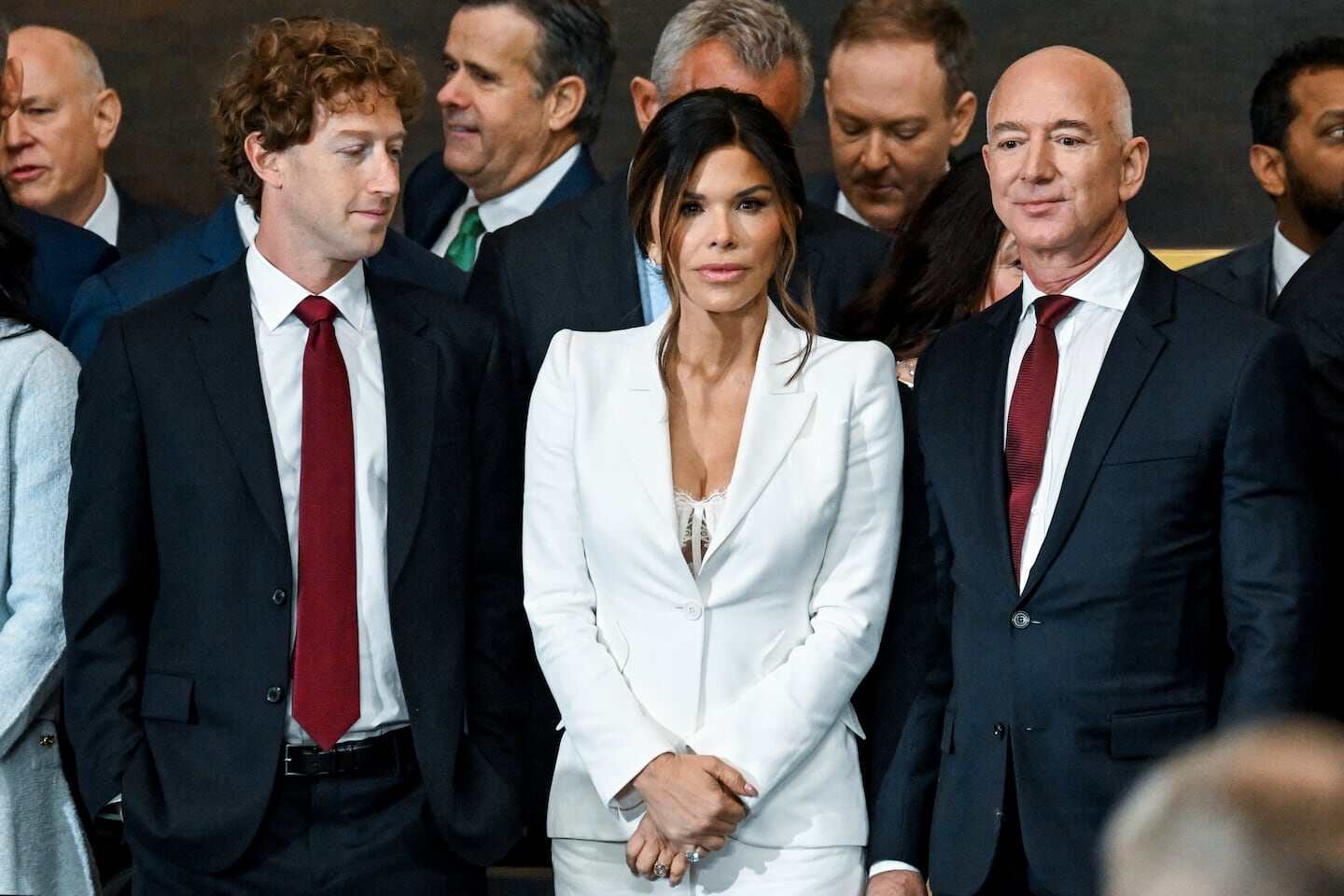 Jeff Bezos y otros asistentes en un evento formal