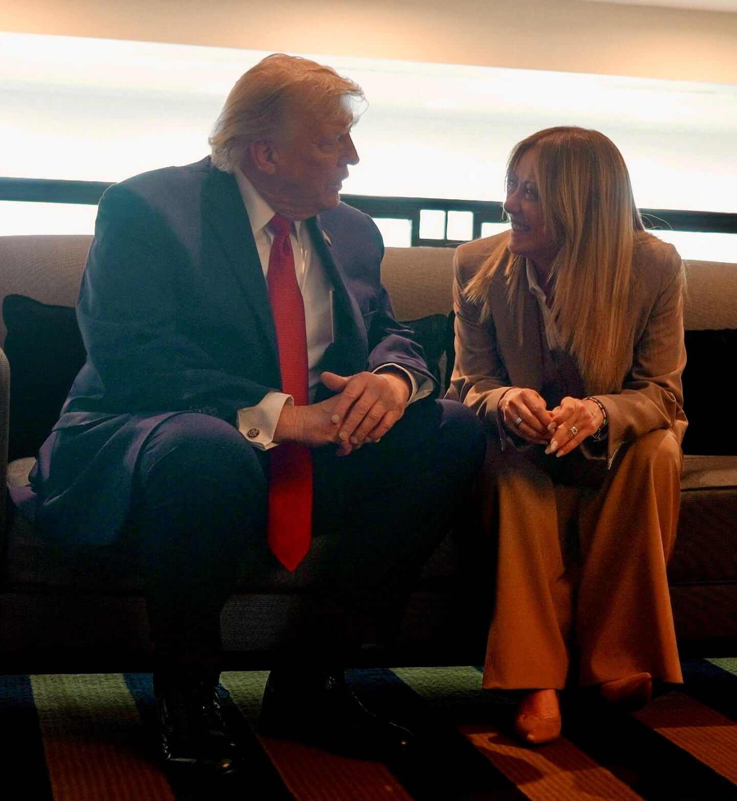 Donald Trump y Giorgia Meloni conversando en un evento