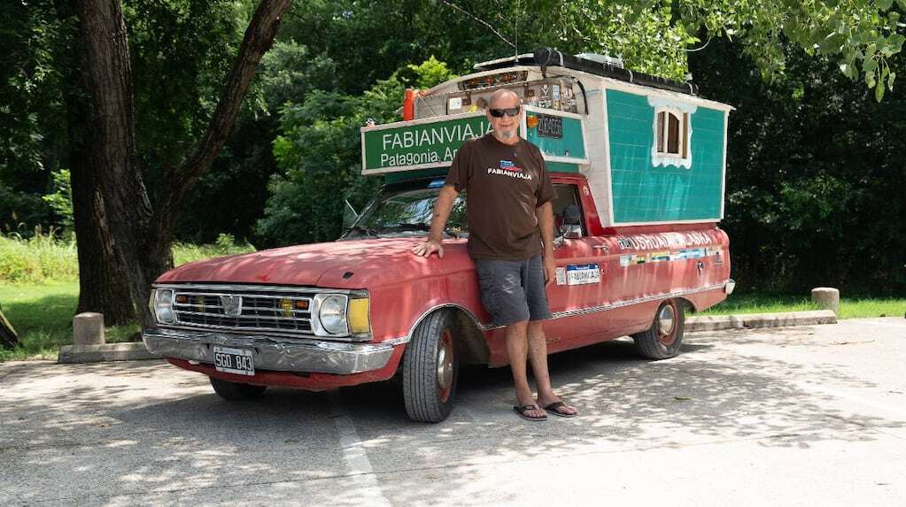 Fabián Figueroa con su Ford Ranchero en Dallas