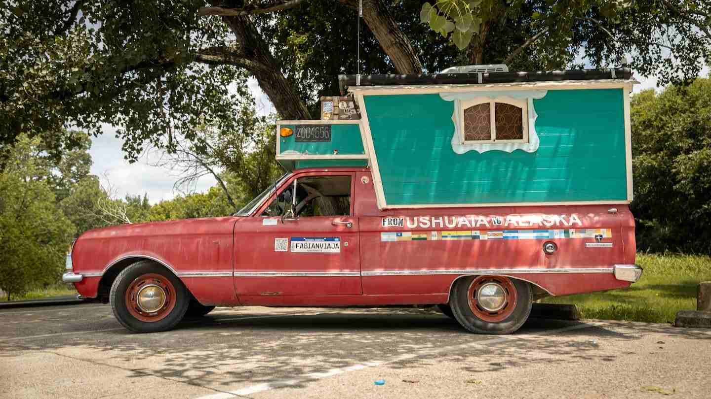 Ford Ranchero 1977 modificado para viajar, estacionado en un paisaje natural