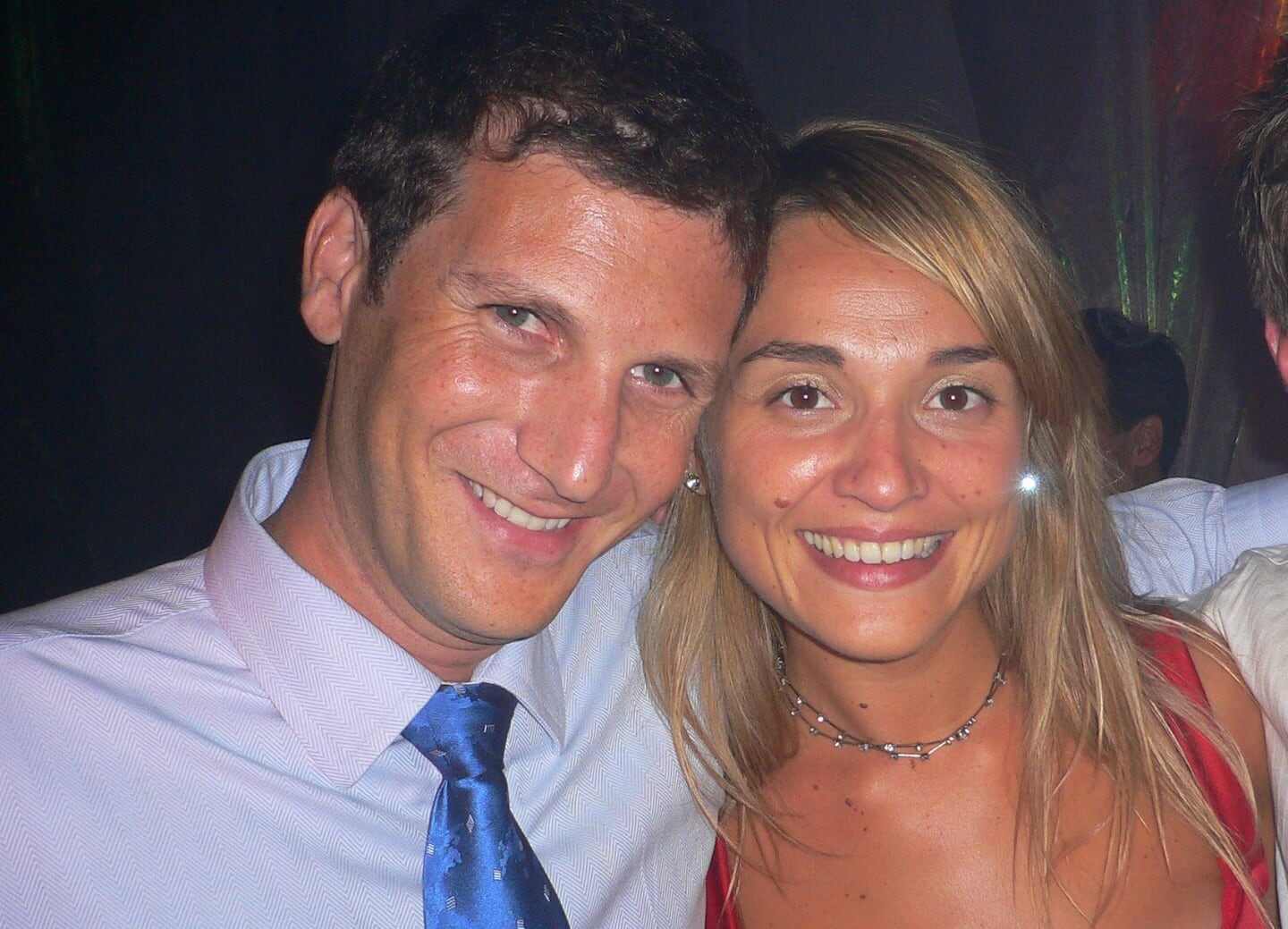 Ana Paula y Julio sonriendo juntos en un evento social
