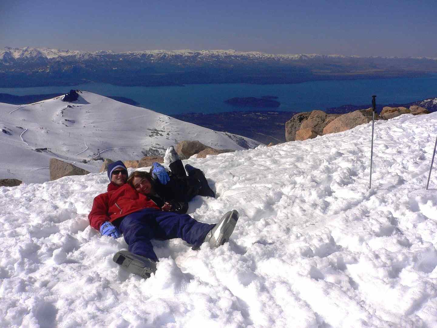 Ana Paula y Julio disfrutando de la nieve en un paisaje montañoso