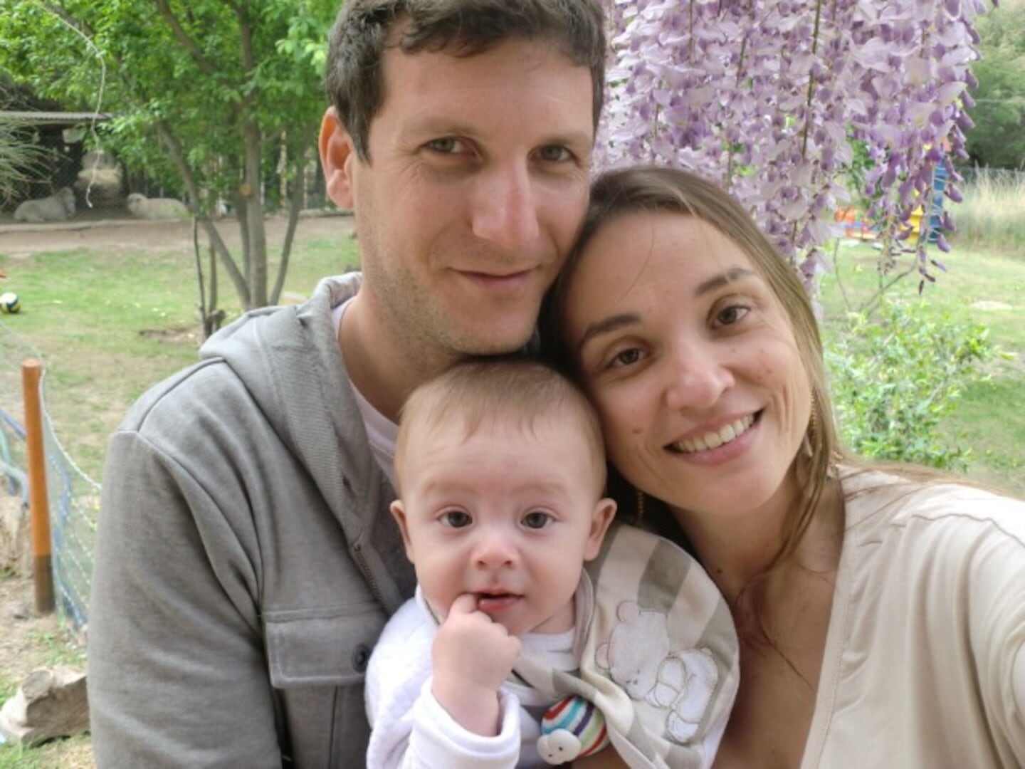 Ana Paula y Julio posando con su bebé en un entorno natural
