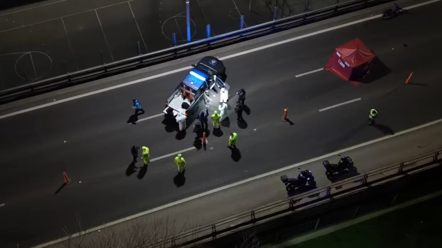 Escena del crimen en la Autopista 9 de Julio tras un intento de robo a un motociclista