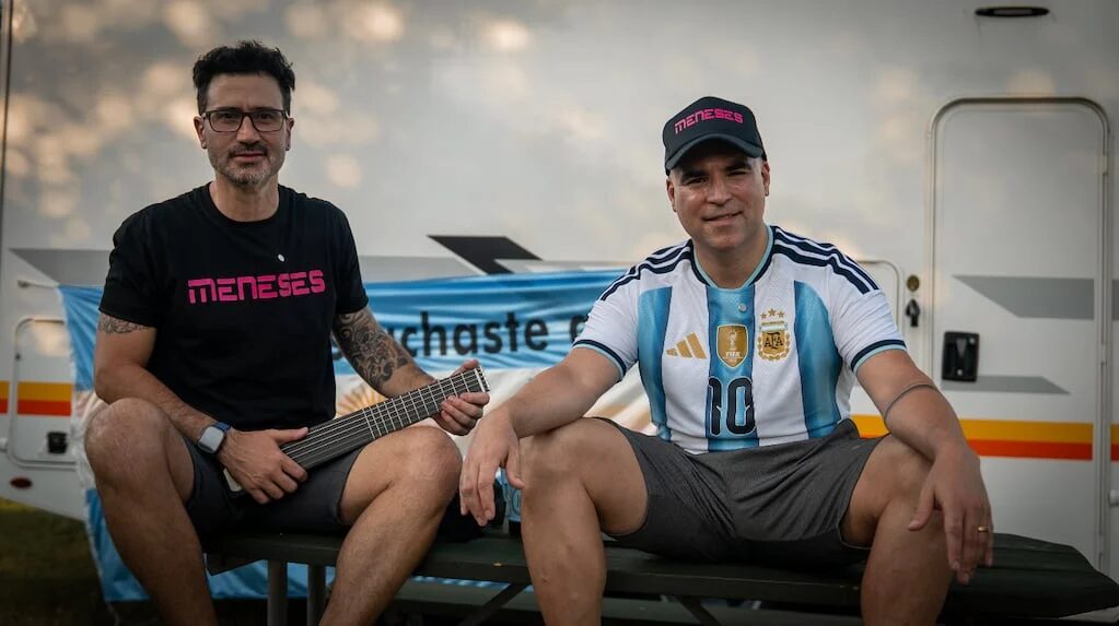Santiago Meneses celebrando el cumpleaños de Messi durante su viaje al Mundial