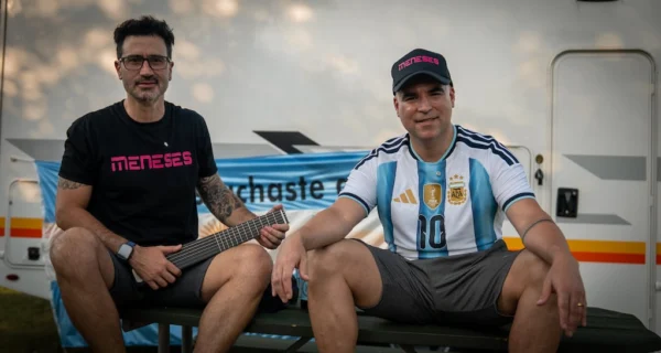 Santiago Meneses celebrando el cumpleaños de Messi durante su viaje al Mundial