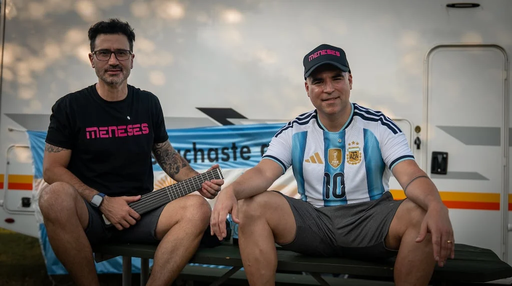Santiago Meneses celebrando el cumpleaños de Messi durante su viaje al Mundial