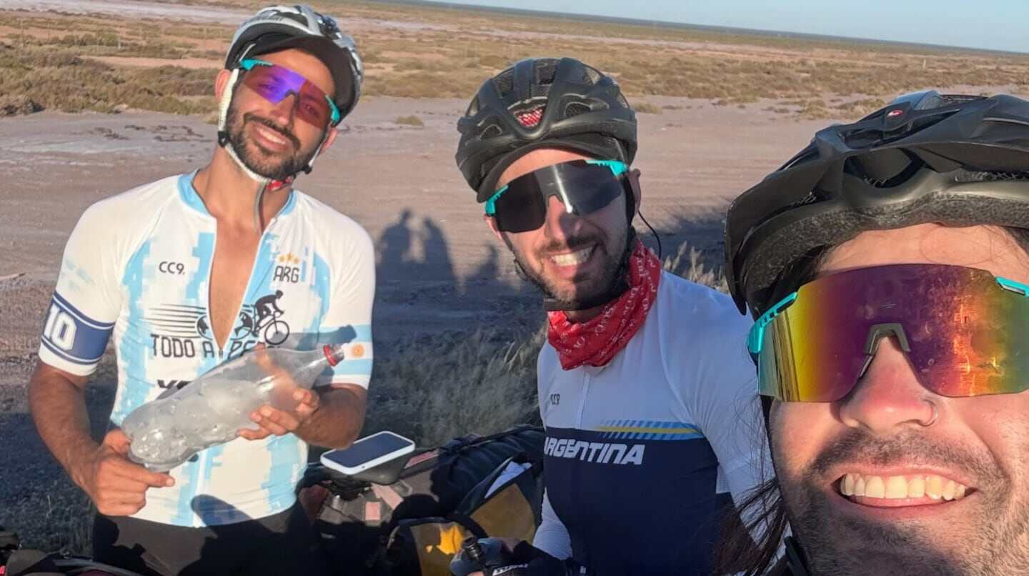 Hinchas argentinos posando durante un viaje en bicicleta hacia el Mundial 2026