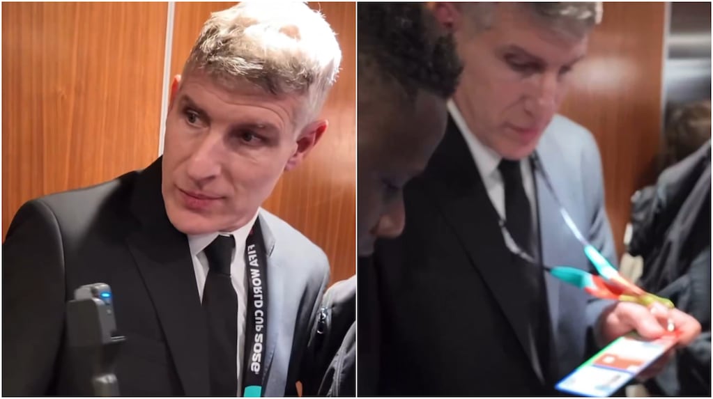 Martín Palermo en un ascensor con un hincha de Haití