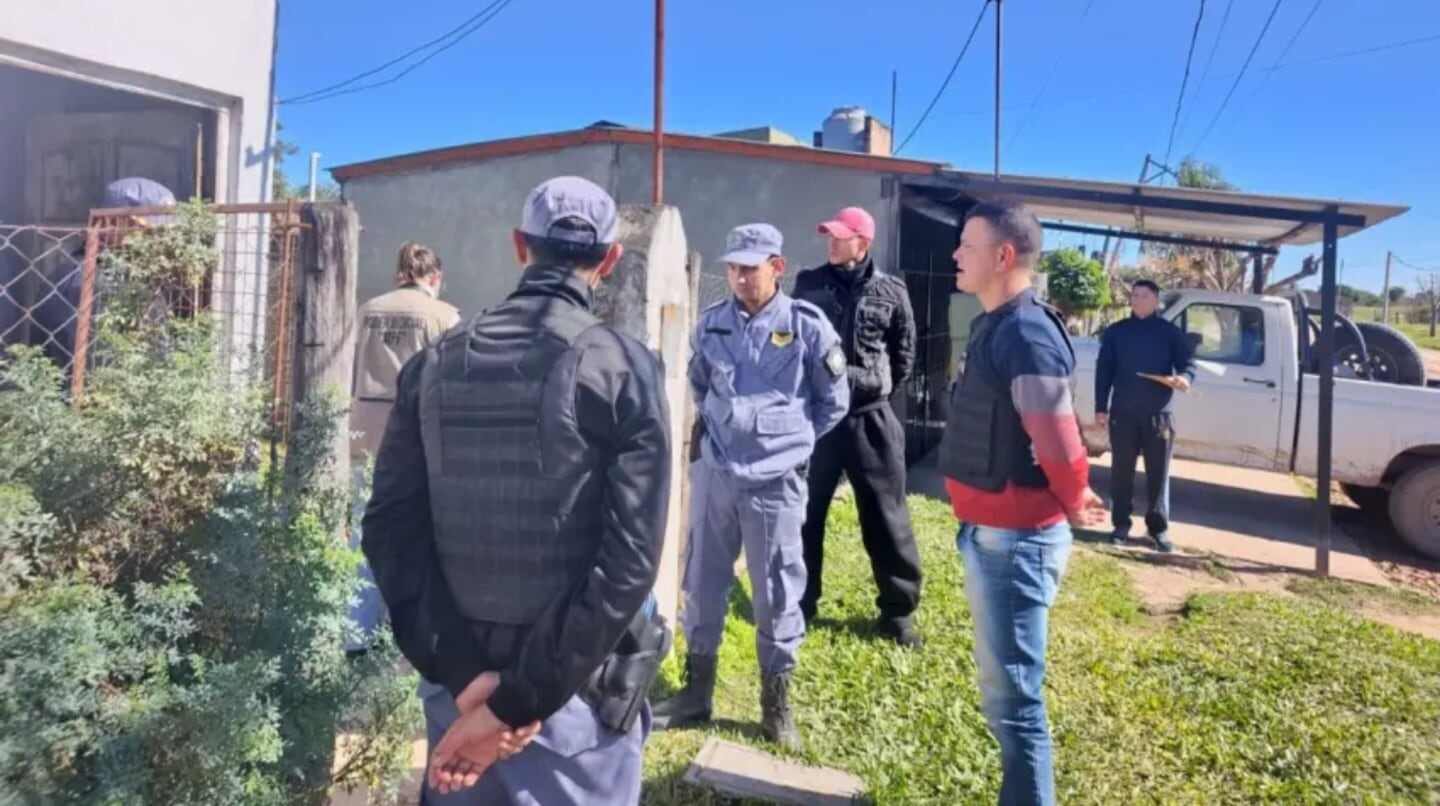 Policías investigan la escena del crimen en Pampa del Indio, Chaco
