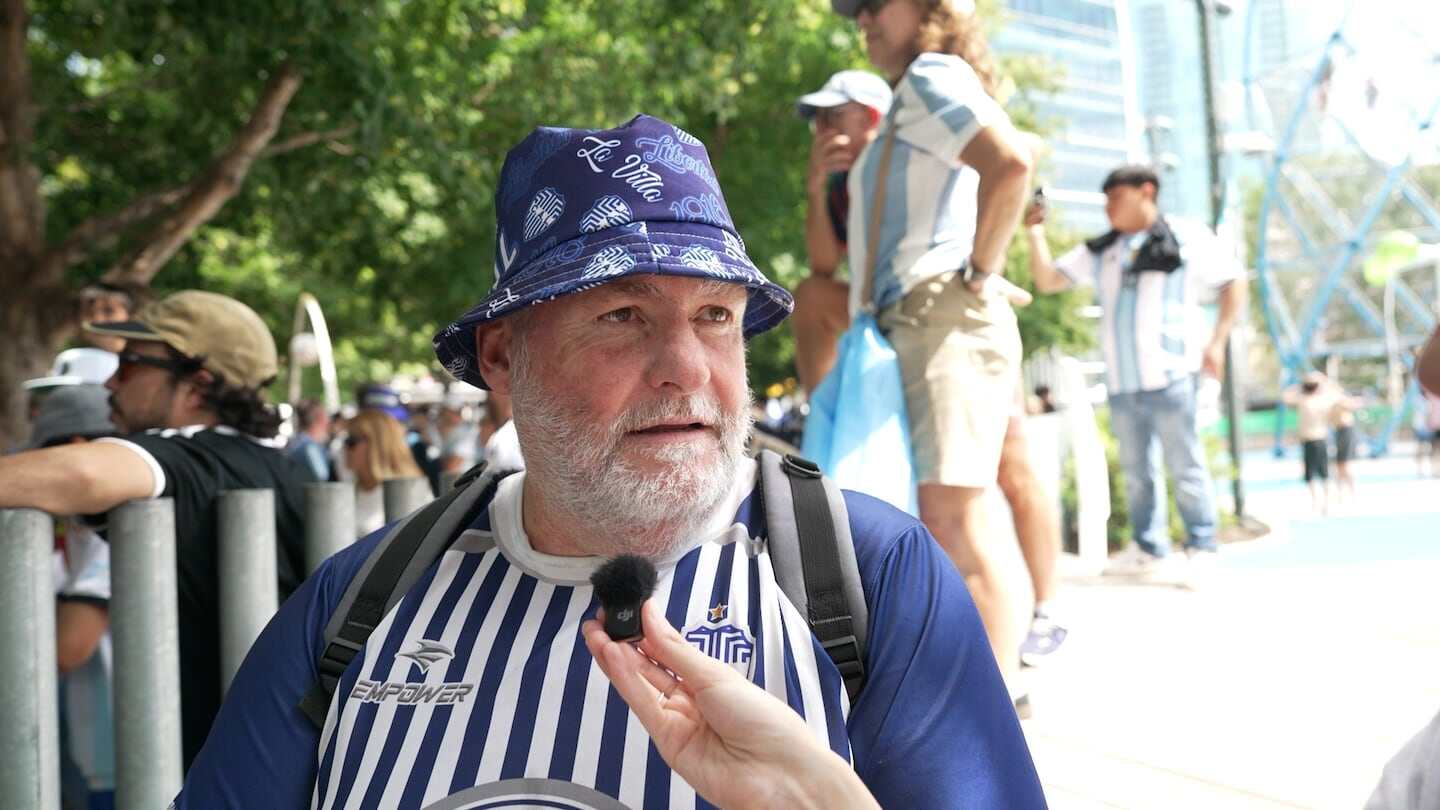 Hombre de Bahía Blanca con gorra y camiseta de la selección argentina durante el Mundial 2026