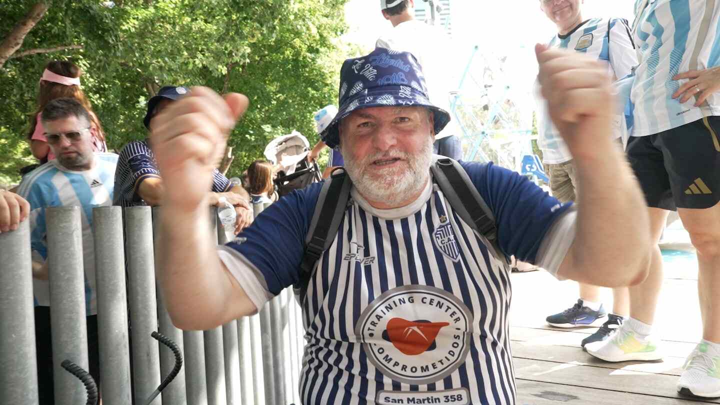 Hombre de Bahía Blanca celebrando con camiseta de la Selección Argentina en el Mundial 2026