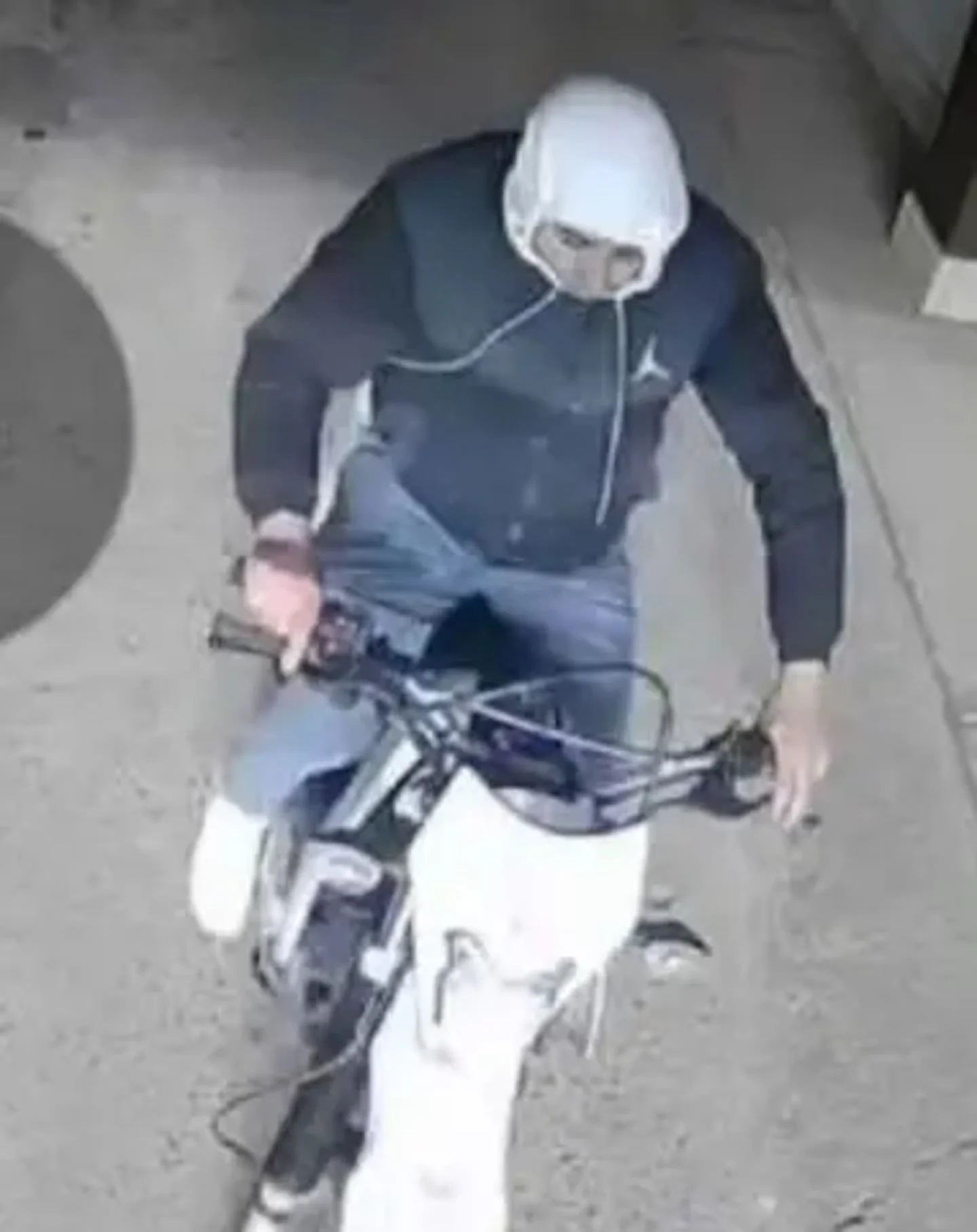 Hombre en motocicleta con capucha en un hotel de Chaco