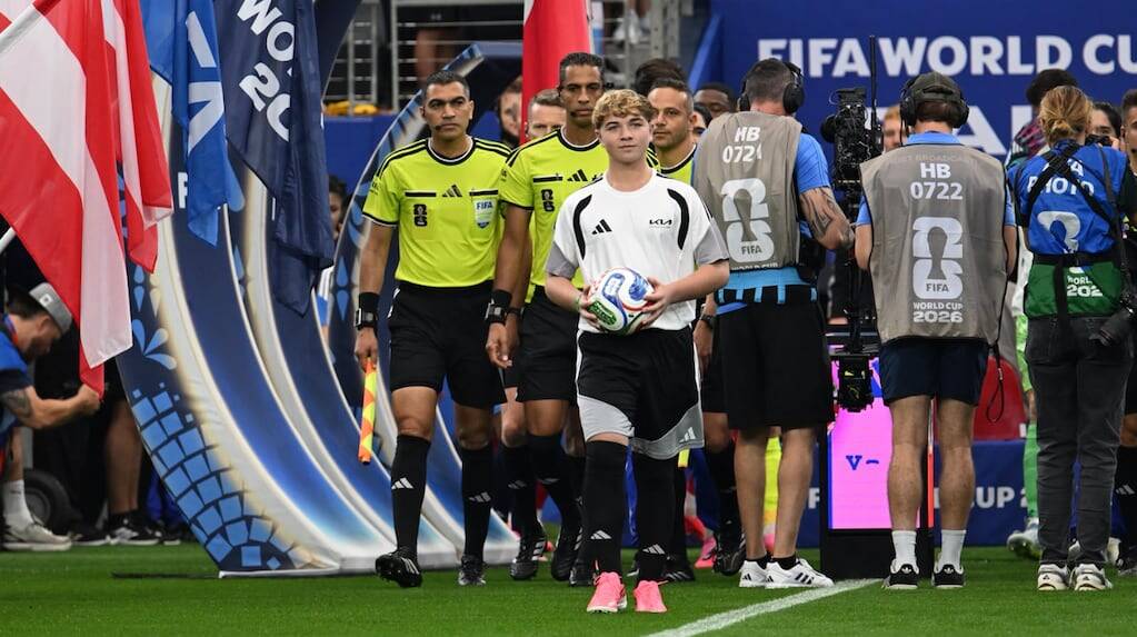 Renzo Conde llevando la pelota en el Mundial 2026