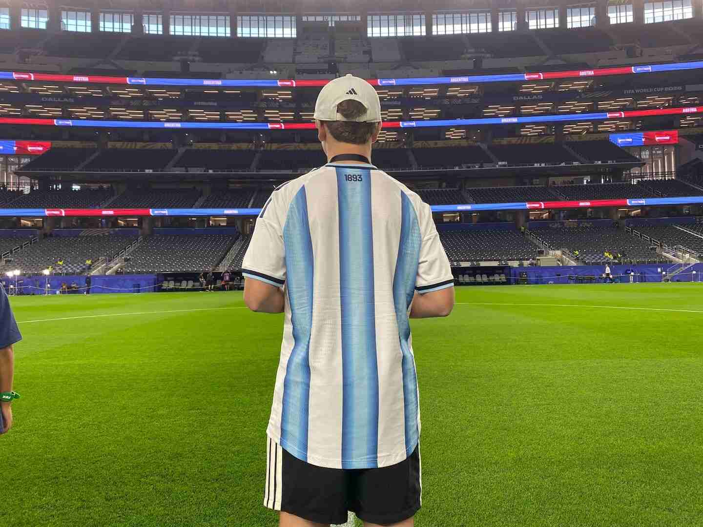 Joven marplatense Renzo Conde en la cancha del Mundial 2026 con camiseta de la Selección argentina