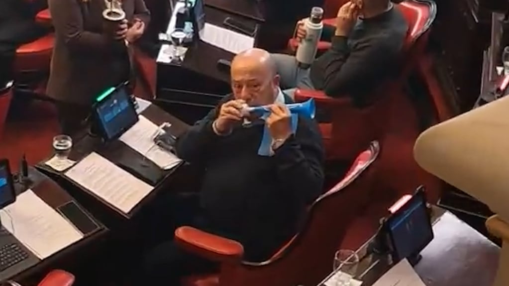 Legislador Jorge Paredi con vuvuzela en la Legislatura bonaerense