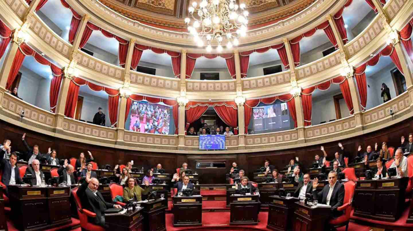 Vista del Senado bonaerense durante la primera sesión del año con legisladores presentes y pantallas en el fondo