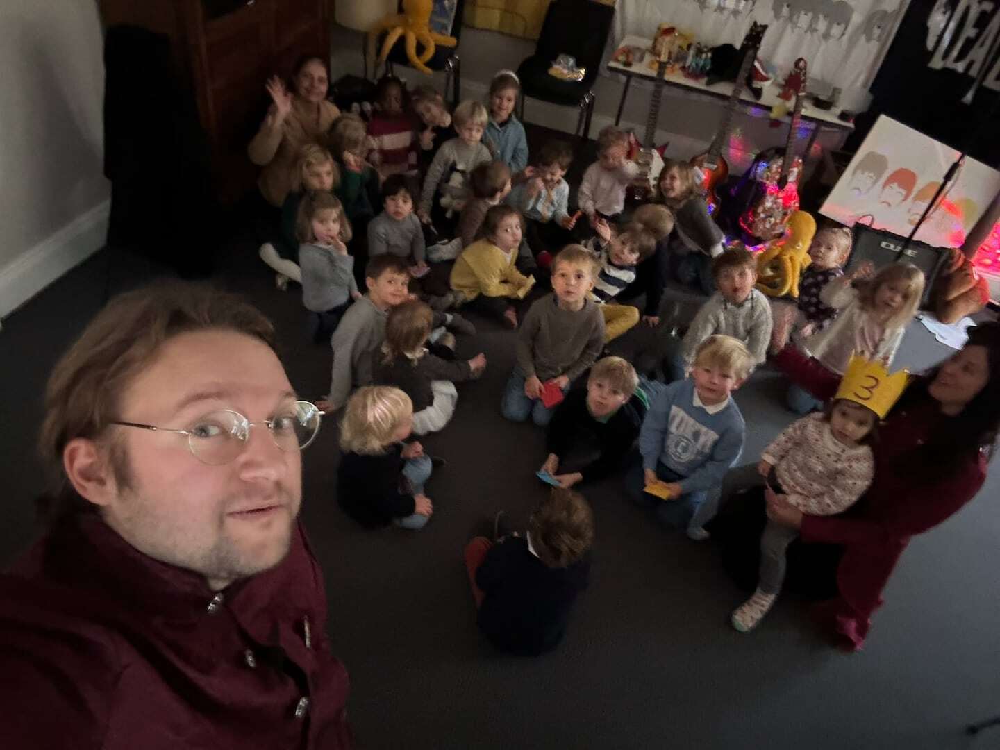Axel Bernhard con un grupo de niños en una clase de música en Hamburgo