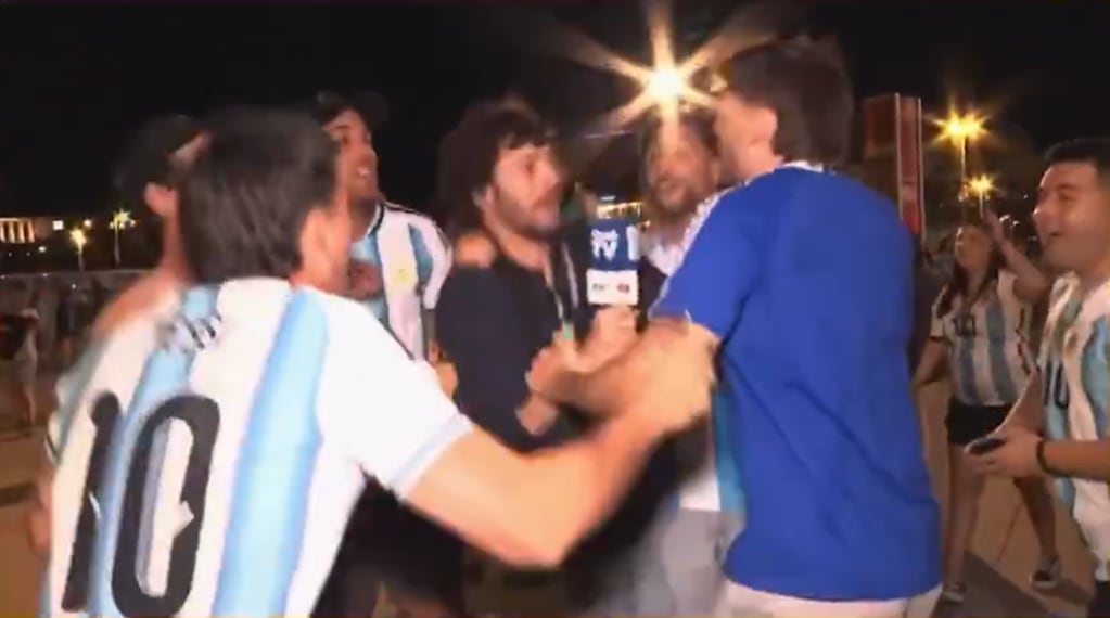 Diogo Defante celebrando con hinchas argentinos
