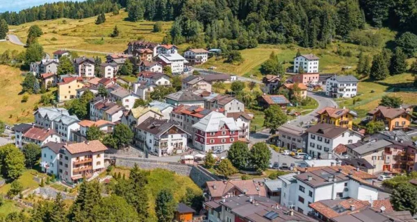 Vista panorámica de Luserna, un pueblo italiano en las montañas