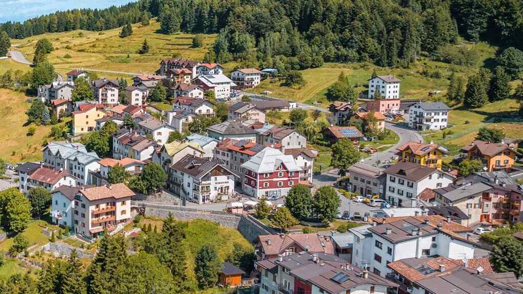 Vista panorámica de Luserna, un pueblo italiano en las montañas