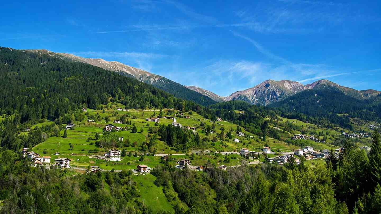 Vista panorámica de Palù del Fersina, un pueblo en Trentino-Alto Adigio rodeado de montañas y naturaleza