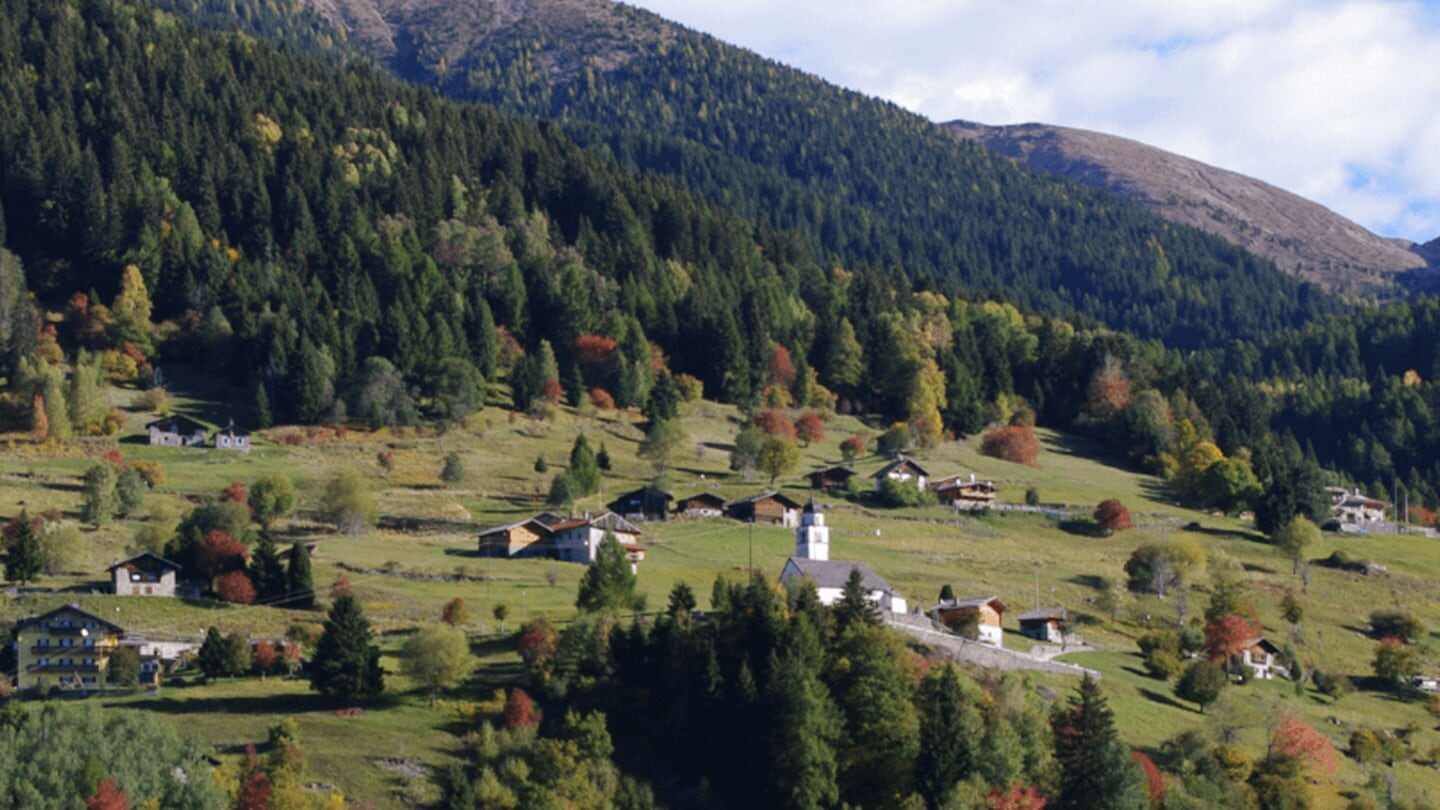 Vista panorámica de Palù del Fersina, un pueblo en las montañas de Italia con casas rodeadas de naturaleza