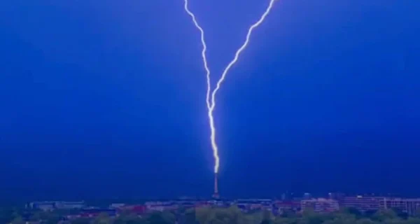 Impacto de un rayo en la Torre Eiffel durante una tormenta en París