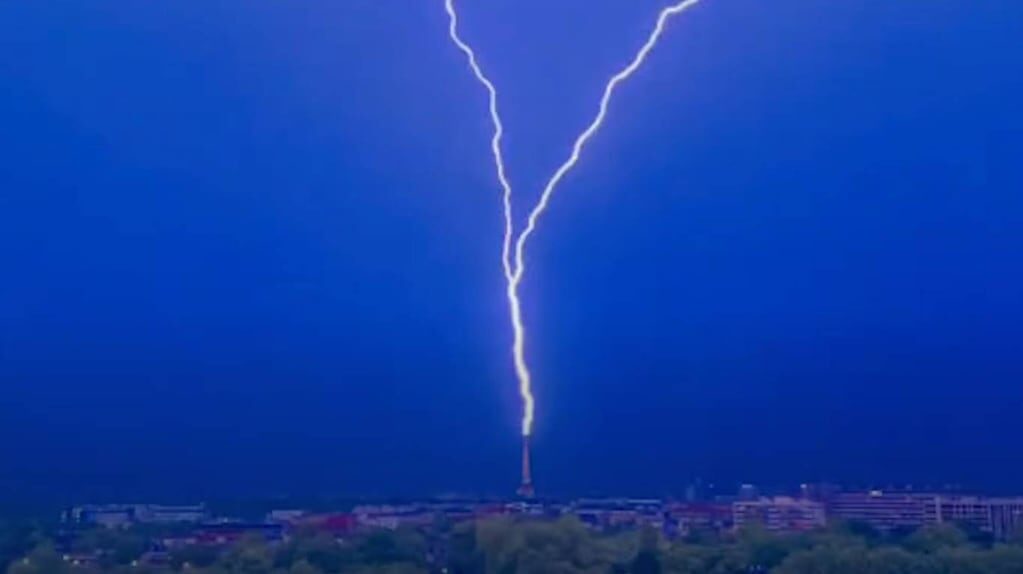 Impacto de un rayo en la Torre Eiffel durante una tormenta en París