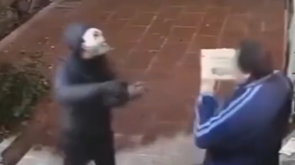 Cámaras de seguridad en Lanús capturan el momento del asalto a un repartidor
