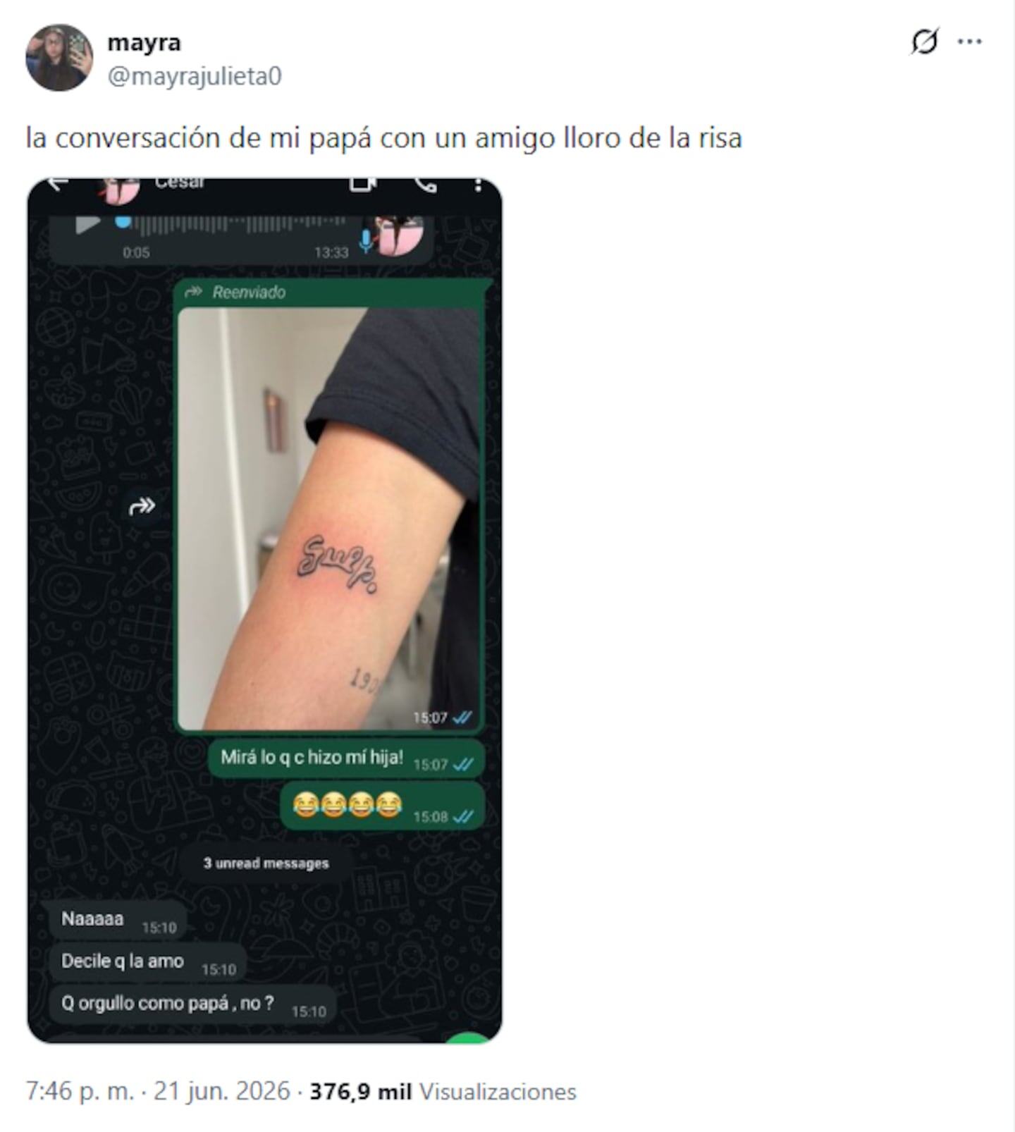 Tatuaje del nombre del primer disco de Los Redondos en el brazo de una joven