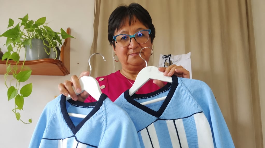 Sonia López tejiendo pulóveres para sus nietos