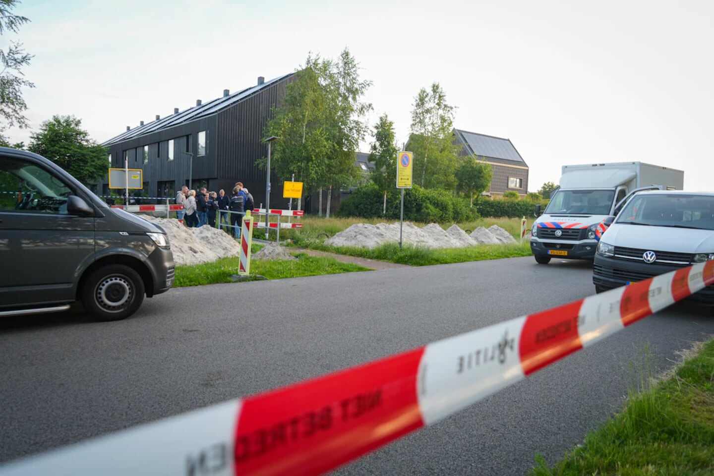 Escena del crimen en Groningen, Países Bajos, con vehículos de policía y un grupo de personas en la calle