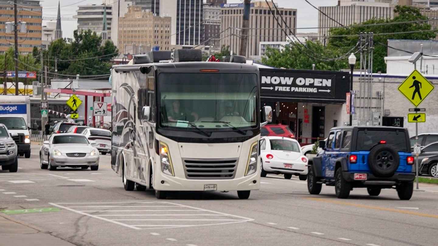 Autocaravana circulando por una calle en Estados Unidos durante el Mundial 2026
